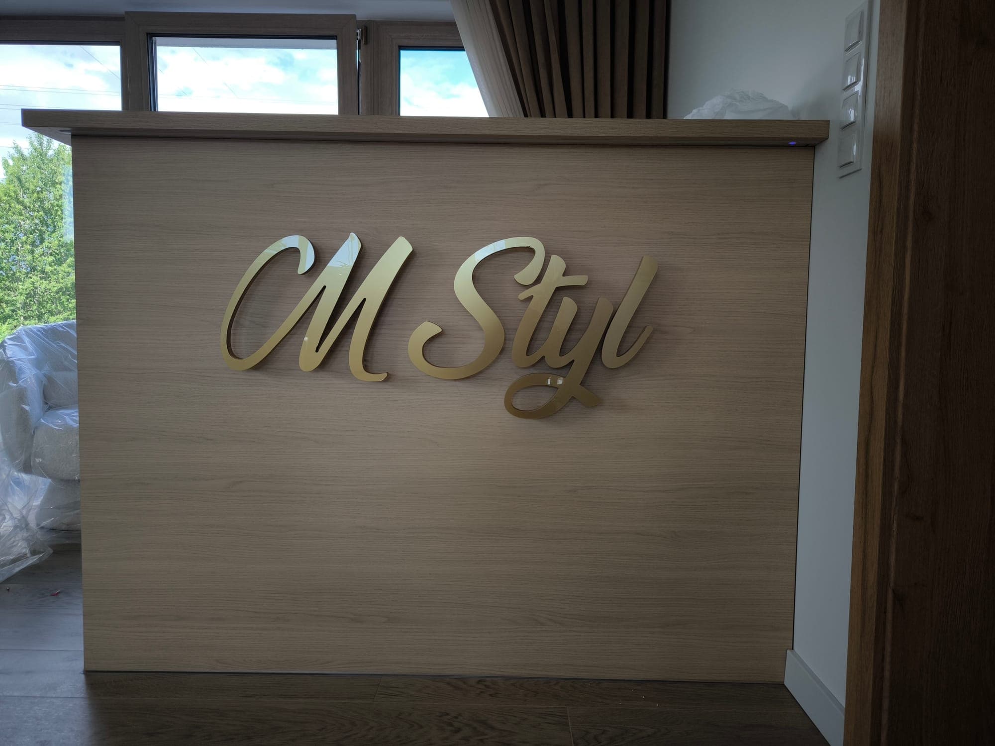 Recepcja z logo M Styl – Salon Fryzjerski M Styl w Puzdrowie